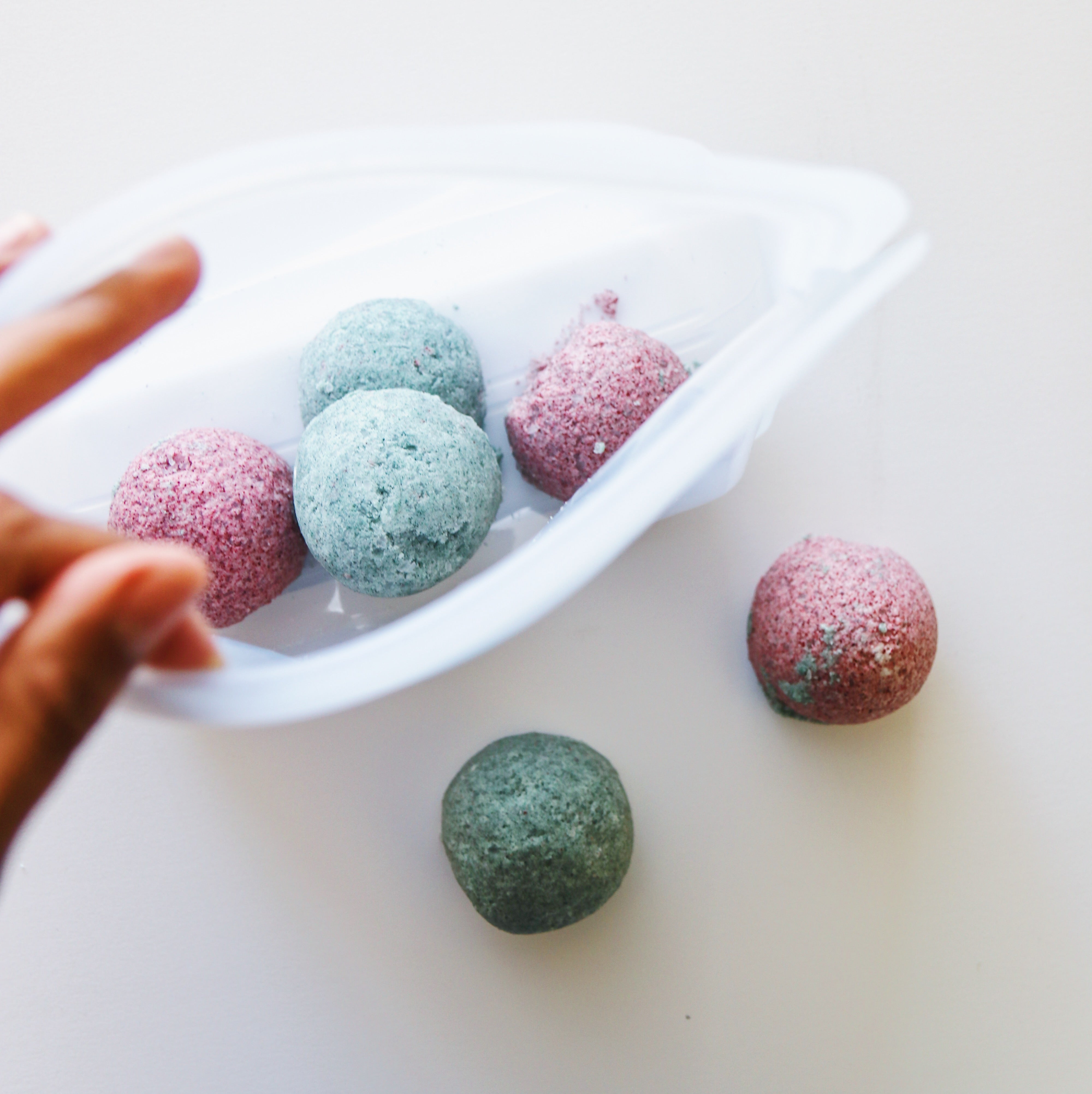 DIY zero-waste bath bombs by stasher bag